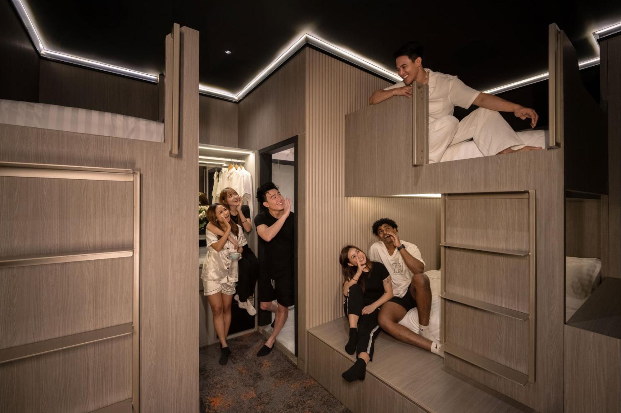 Cube Social Boutique Capsule Hotel At Boat Quay Сингапур Екстериор снимка
