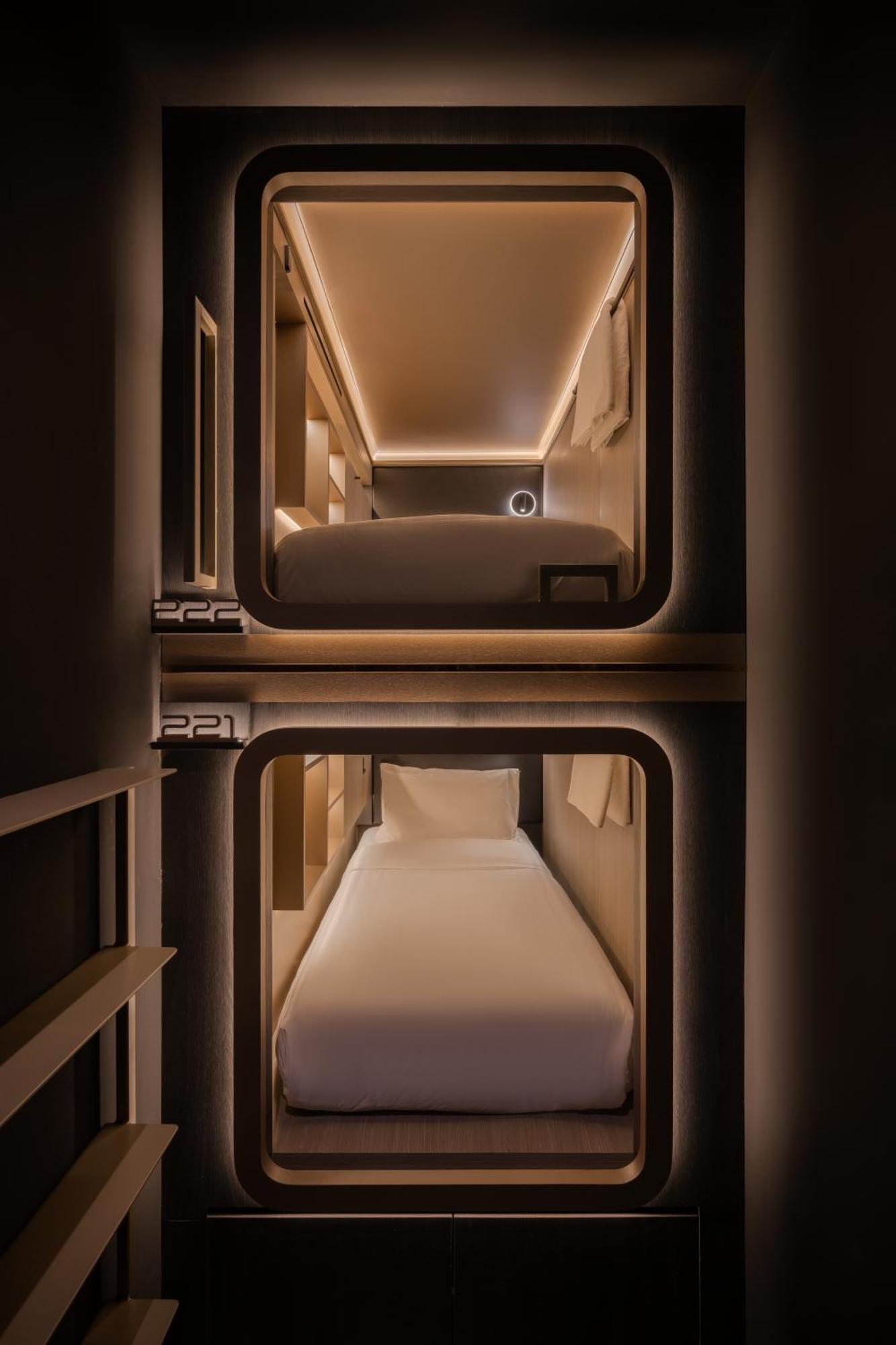 Cube Social Boutique Capsule Hotel At Boat Quay Сингапур Екстериор снимка