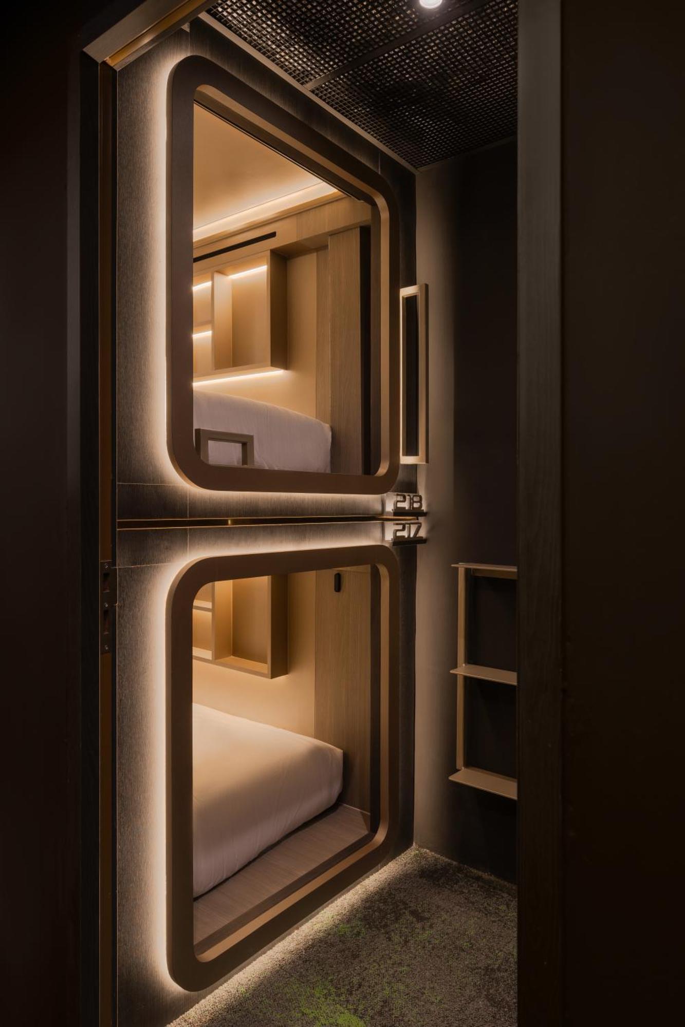Cube Social Boutique Capsule Hotel At Boat Quay Сингапур Екстериор снимка